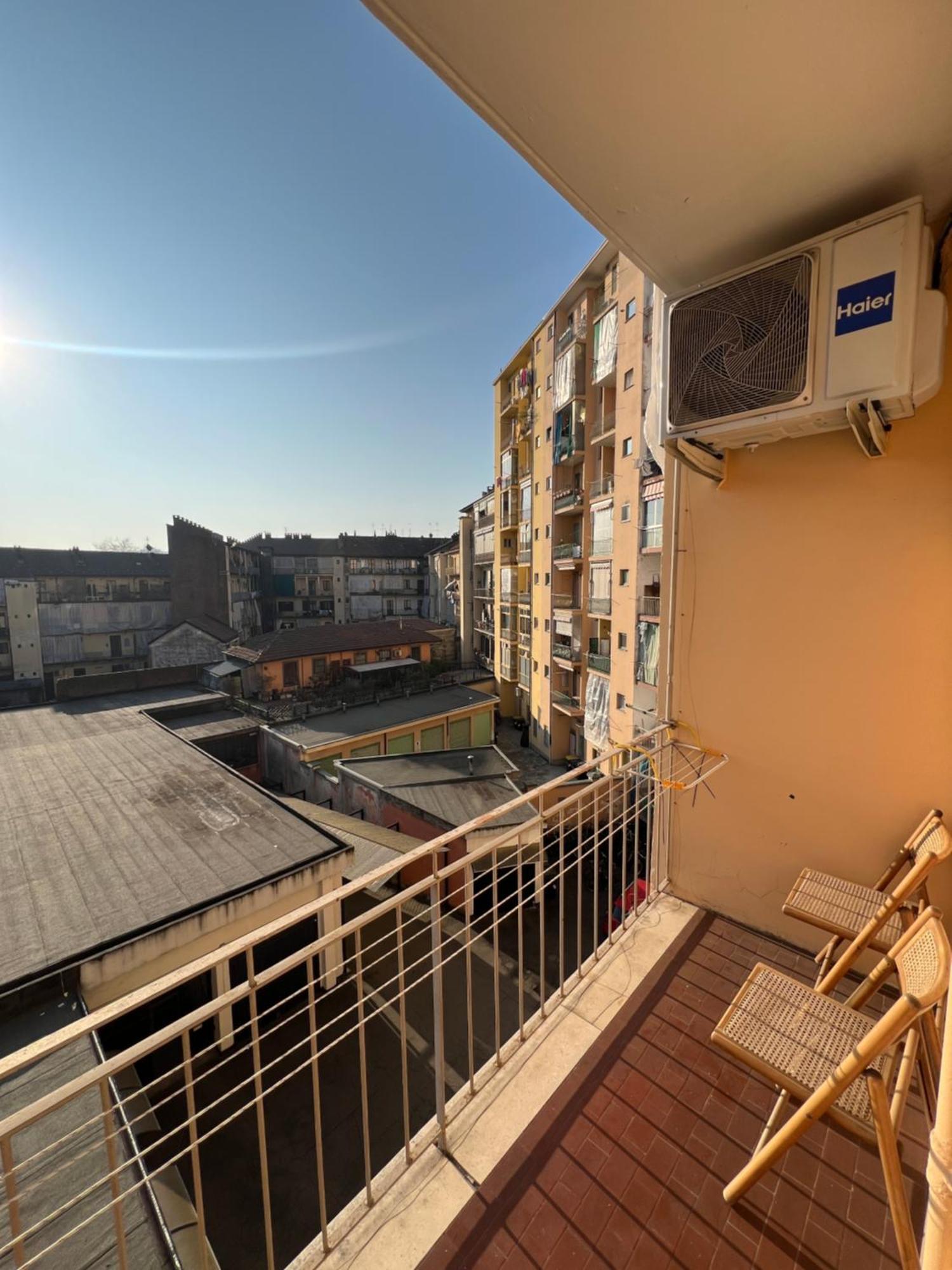 Room With Private Balcony On The Dora River Turin Exterior photo
