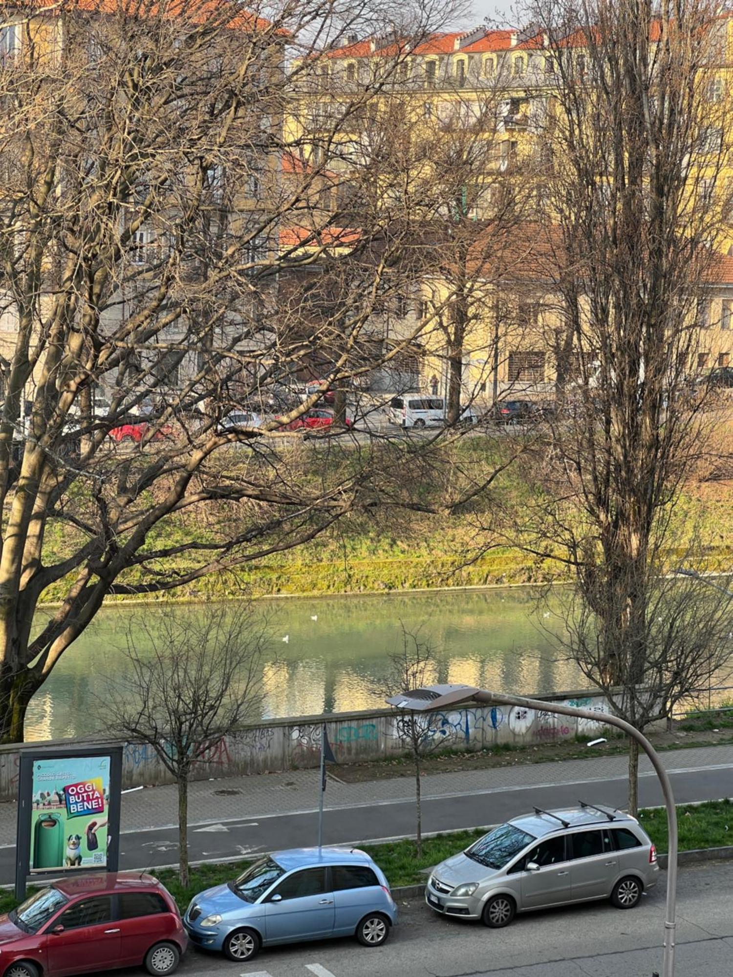 Room With Private Balcony On The Dora River Turin Exterior photo
