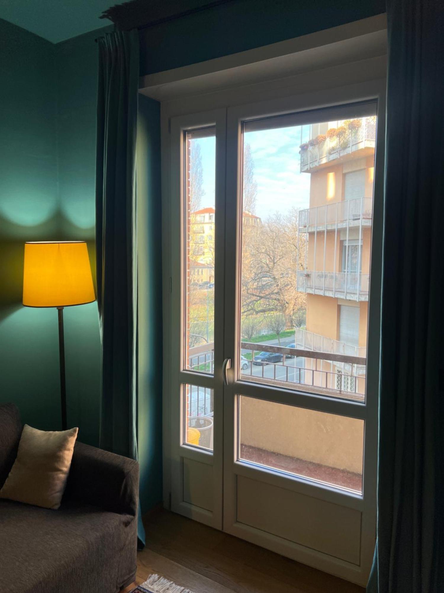 Room With Private Balcony On The Dora River Turin Exterior photo