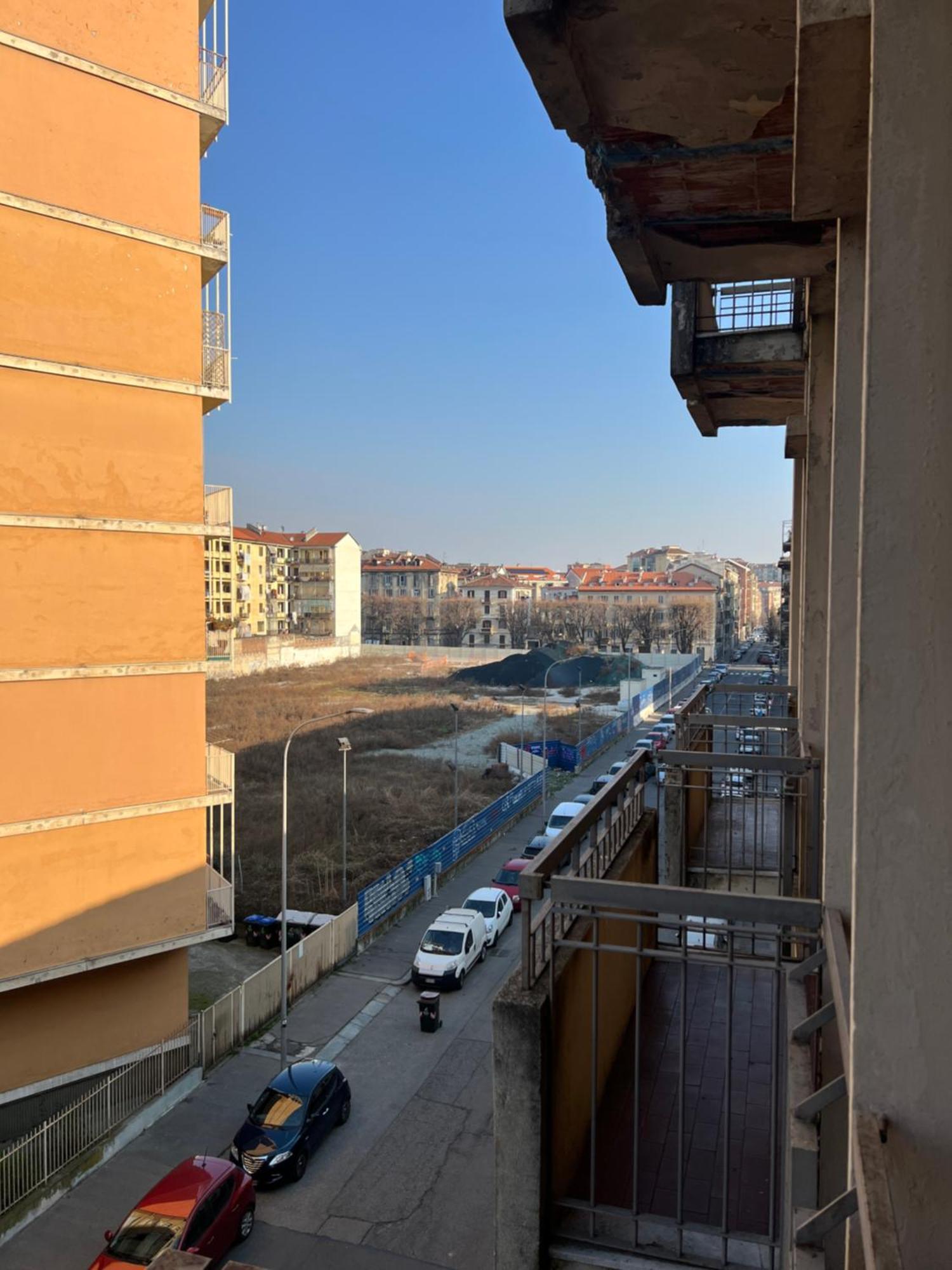 Room With Private Balcony On The Dora River Turin Exterior photo