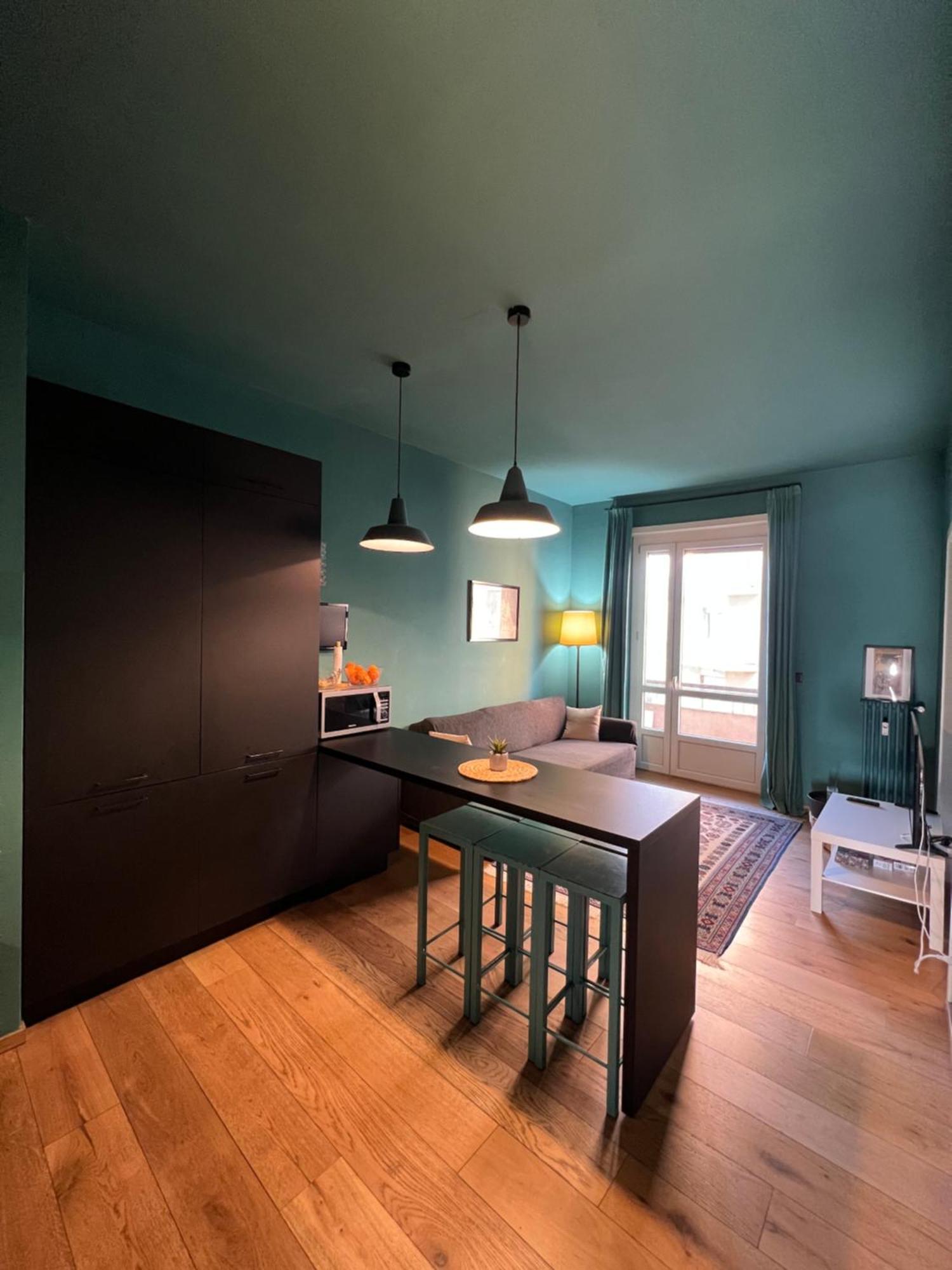 Room With Private Balcony On The Dora River Turin Exterior photo